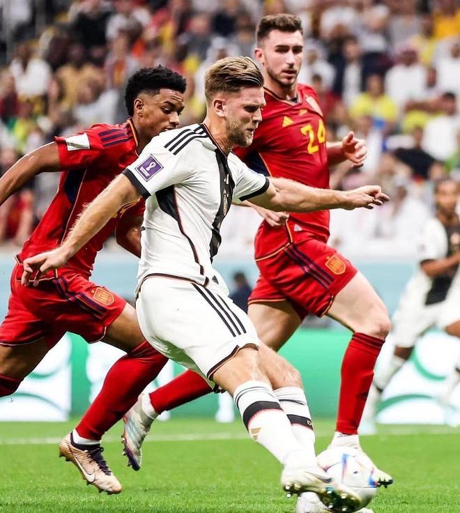 2025赛季，成都蓉城以红焰为刃、热血为甲，在三...（2025赛季，成都蓉城执红焰为刃、以热血为甲，向巅峰进击）