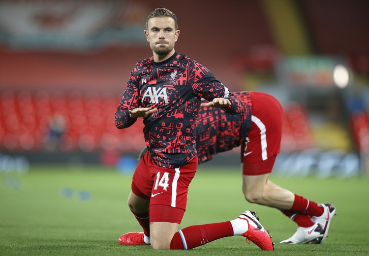 湖人杯赛主场不敌马刺引热议！媒体人：詹东里合体后最惨失利（湖人杯赛主场负于马刺引发热议，媒体人称詹东里合体以来最惨一败）