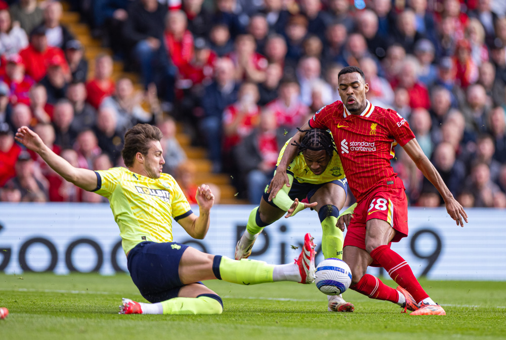 球星突破防线制造绝佳机会