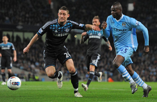 邵佳一告诫小球员：怎么能喝可乐呢，光跟老队员学散漫了（邵佳一提醒小球员：可乐怎能喝？别把老队员的散漫学去了）