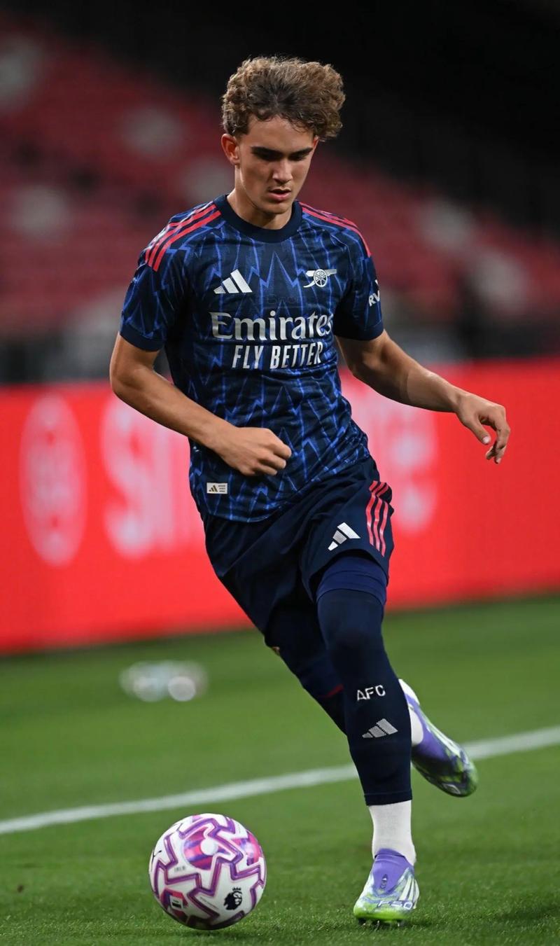 巴萨前高管：皇马就像校霸，只敢狂扁小朋友，碰到强的就缩了（巴萨前高管：皇马像校园恶霸，只会欺负弱小，遇到强者就怂）