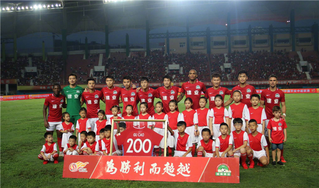 凯恩回应与巴萨传闻：我没和任何人接触，现在在拜仁很开心（凯恩否认巴萨传闻：未与任何人接触，现阶段在拜仁很开心）