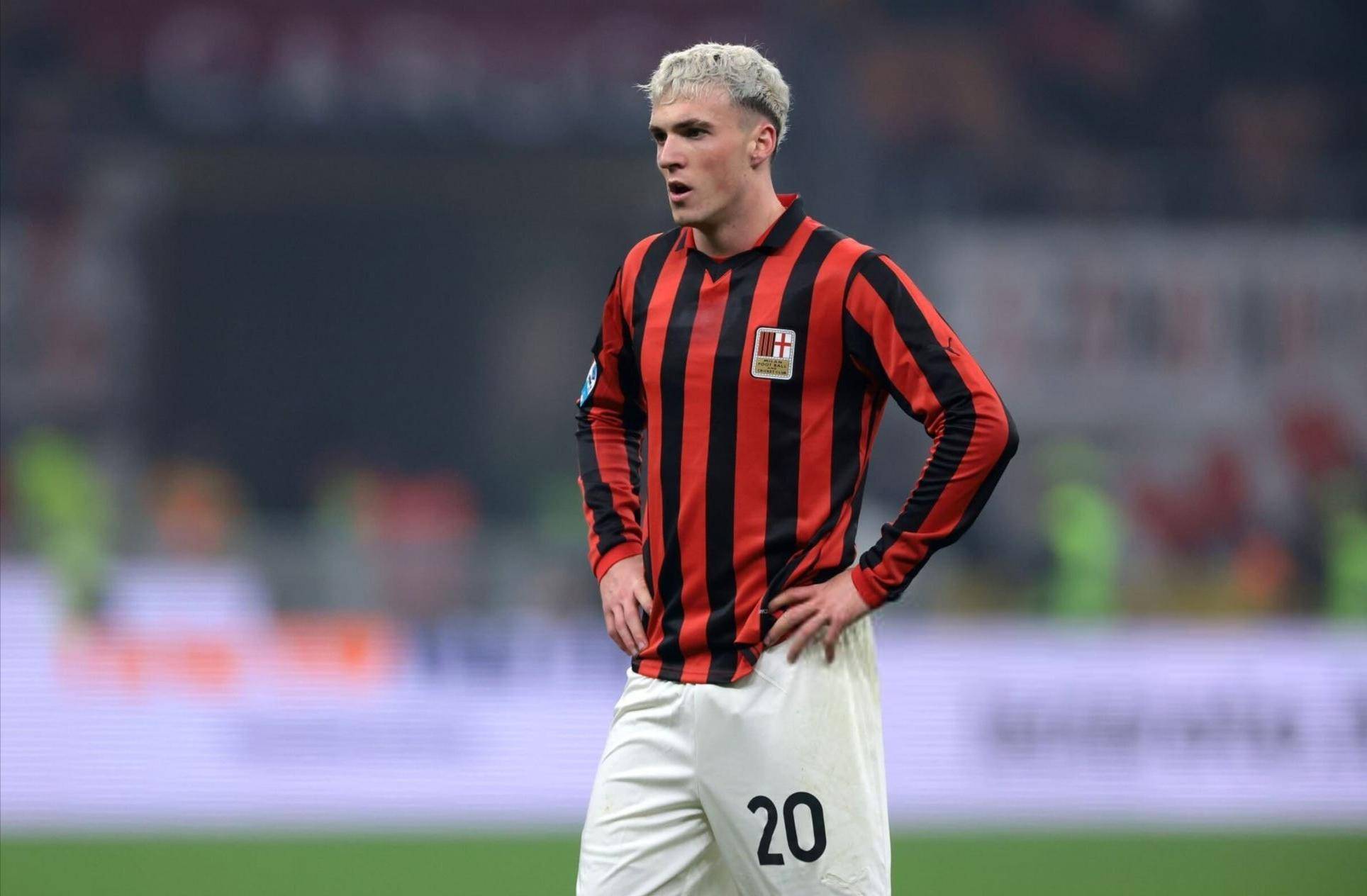 米利亚倒地后被布坎南用球近距离轰了一脚，骂布坎南后遭直红（米利亚倒地遭布坎南近距离用球猛射，辱骂对手后被直接红牌罚下）