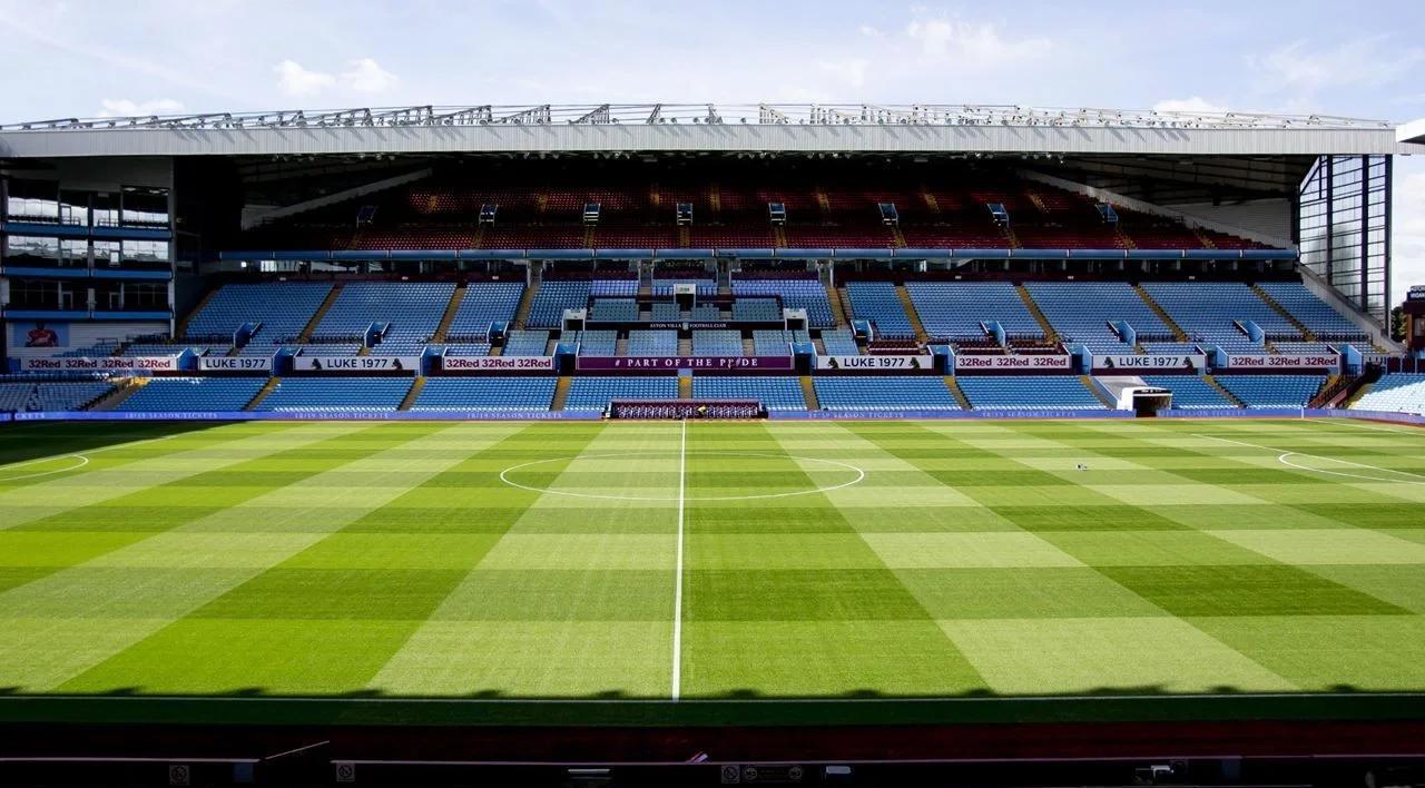 圣诞树入镜！杨瀚森更新社媒晒与奥登合影并配文：12月（杨瀚森社媒晒与奥登合照：圣诞树作背景，配文12月）