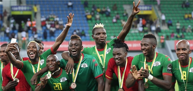 内马尔精彩过人引爆看台（内马尔华丽过人点燃全场）