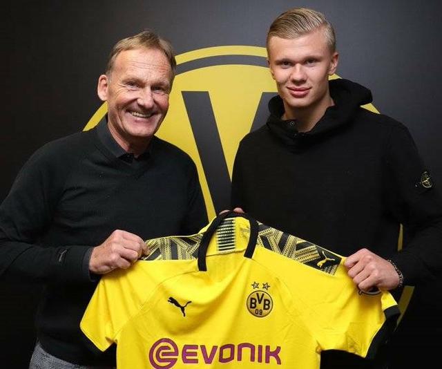 外媒：梅西在印度的雕像由45人耗费27天建成，高21.3米（外媒称印度为梅西竖立21.3米高雕像，45名工匠耗时27天打造）