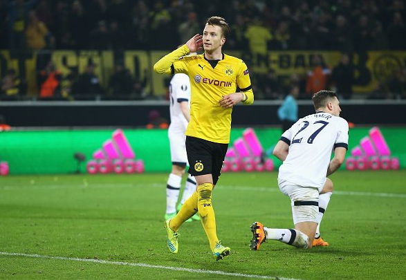 宋凯出席中国体育美术作品展览，与奥运冠军金牌合影