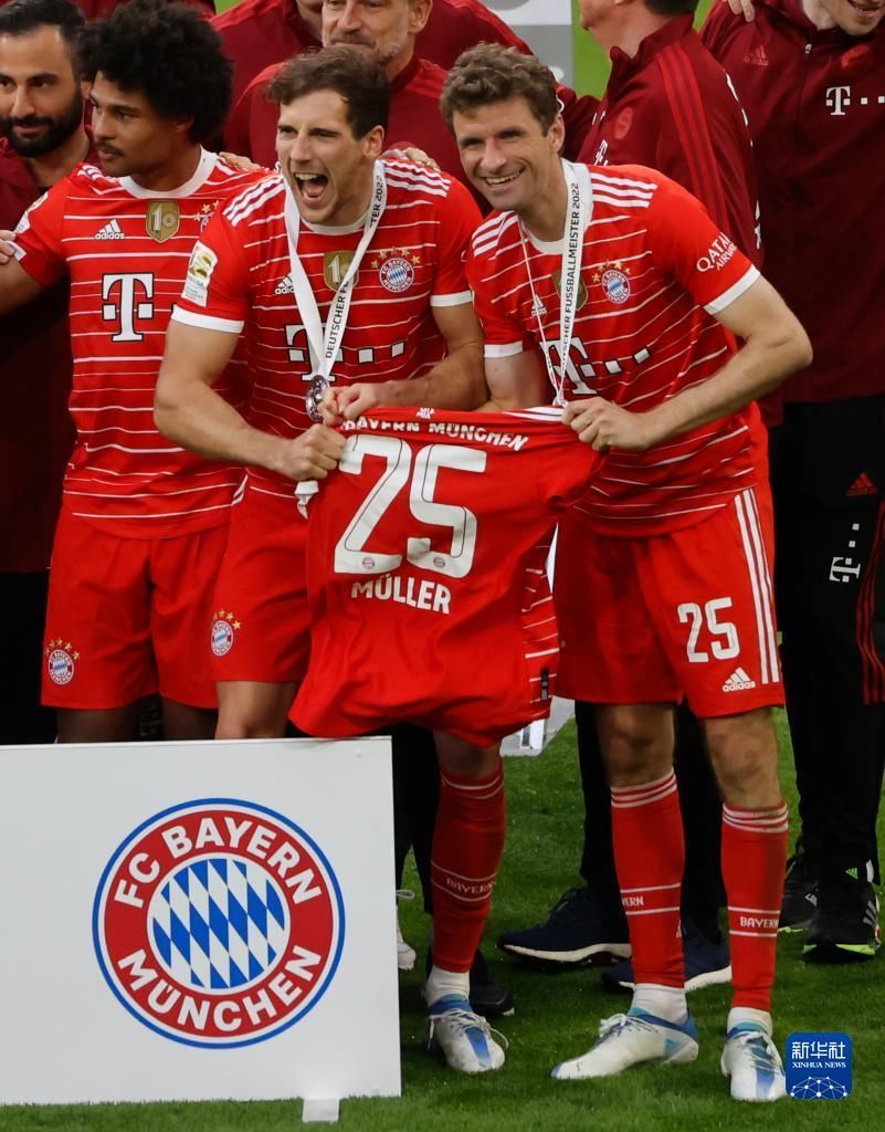 奥迪召开发布会展示2026赛季概念车，拜仁众将与车进行合影（奥迪发布会亮相2026赛季概念车，拜仁球员现场合影）