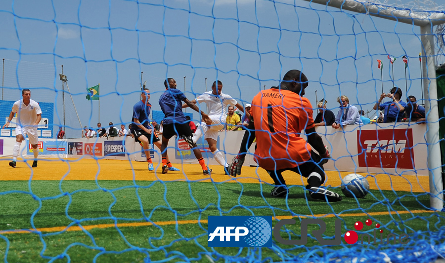 爱德华兹谈关键三分：球掉了我只能瞎投，结果老天回应了我（爱德华兹谈关键三分：球脱手只能乱投，幸得天公作美）