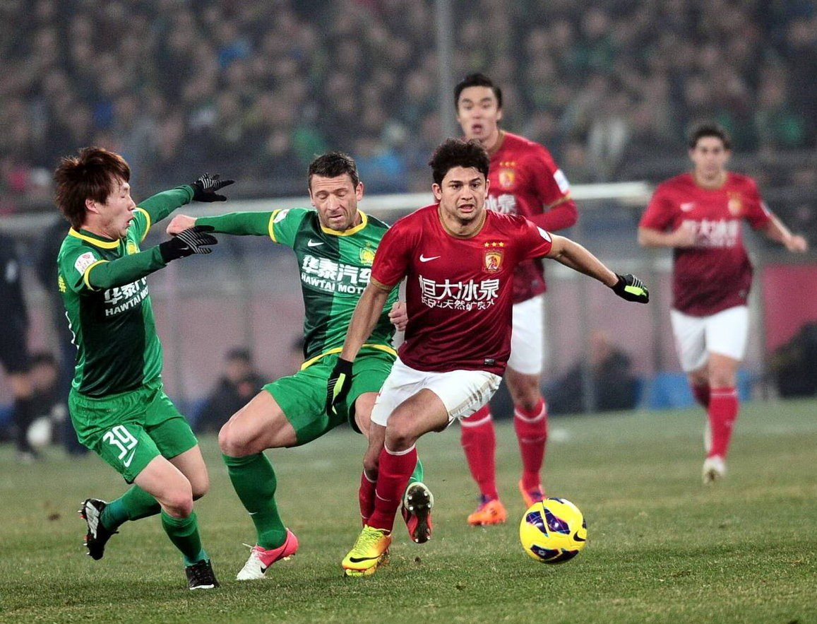 居功至伟，穆斯卡特带海港两年赢得三座奖杯（功勋卓著，穆斯卡特执教海港两年夺三冠）