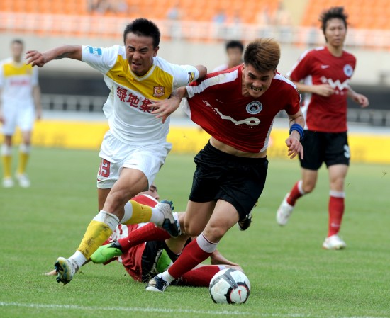 后卫身体对抗强度惊人，主帅盛赞（后卫对抗硬度爆表，主帅力赞）