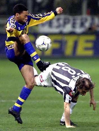 “苏超”最会踢点球的球队，泰州队经历三场点球大战最终夺冠（“苏超”点球之王：泰州队三场点球大战后捧杯）